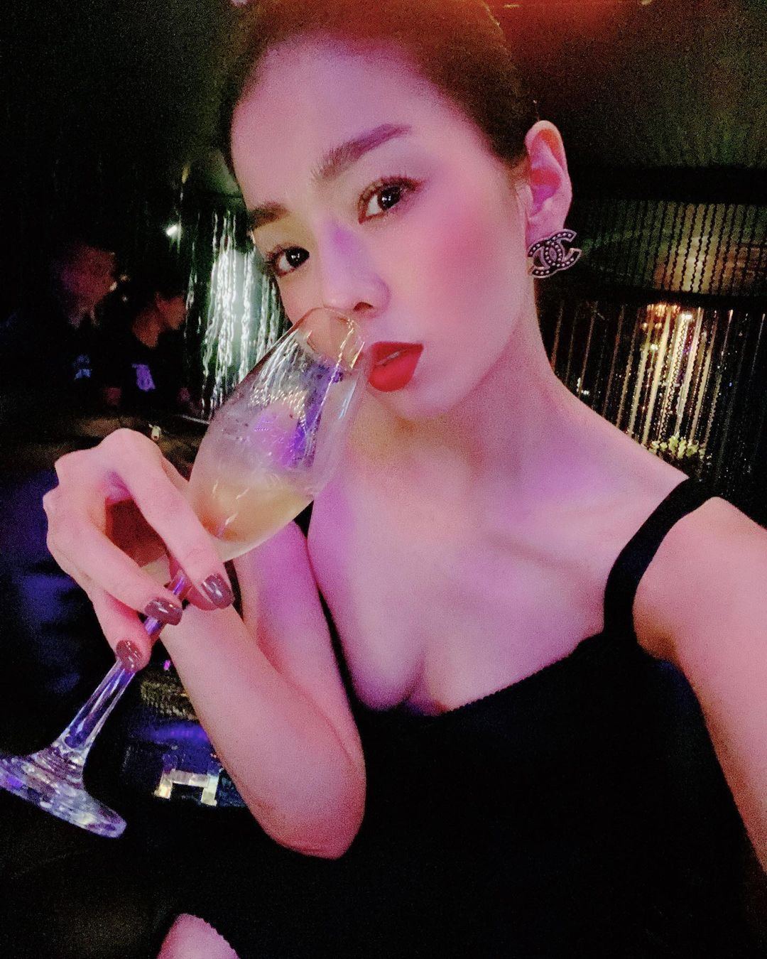 Những bức ảnh selfie của Lệ Quyên cũng toàn chụp với góc chéo để khoe vòng 1 gợi cảm.