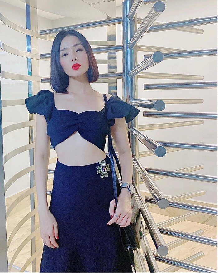 Nữ hoàng phòng trà mix áo croptop cùng váy dài cho hình ảnh tao nhã, sang trọng hơn.