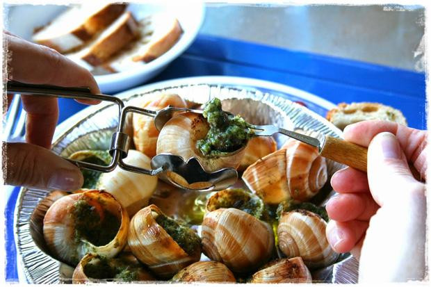 Trong ẩm thực Pháp, ốc sên thường được làm sạch, lấy ra khỏi vỏ để chế biến (thường là nướng) rồi đặt lại vào vỏ với bơ và sốt để phục vụ thực khách. Cách chế biến ốc sên phổ biến nhất là kết hợp ốc sên với bơ và tỏi, gà hoặc rượu vang. Một số nguyên liệu gia tăng hương vị có thể thêm vào như cỏ xạ hương, mùi tây, hạt thông.