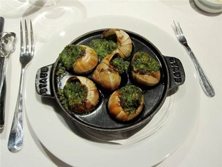 Hương vị của bơ, tỏi và các loại thảo mộc hòa quyện với độ dai giòn của ốc, mang lại cho bạn một món ăn hết sức hấp dẫn. Món này sẽ trở nên ngon miệng hơn nếu bạn kết hợp cùng với một ly rượu mát lạnh.