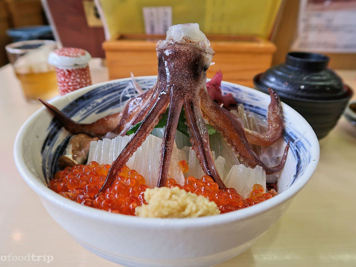 Món mực nhảy múa của Nhật Bản: Món ăn này còn được gọi là Odori-don, gồm một chú mực tươi đã cắt bỏ đầu, được bày trên một bát cơm trứng cá hồi và rau quả. Khi được rưới nước tương, các xúc tu của chú mực bắt đầu co rút, hay nói cách khác là “nhảy múa”.