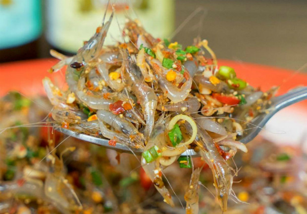 Một trong những điểm đặc biệt của món ăn này đó chính là sau khi tép được trộn với gia vị phải thưởng thức ngay, khi tép còn sống thì mới có thể cảm nhận được tép đang nhảy trong miệng như thế nào.