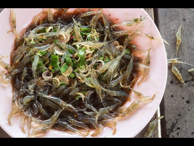 Ngoài ra, món Goong Ten này còn hấp dẫn bởi được sử dụng khá nhiều rau thơm như rau mùi gai, rau mùi thơm, hành lá, hành tím, sả thái nhỏ nên tạo mùi thơm khá đặc biệt khiến món này càng hấp dẫn hơn.