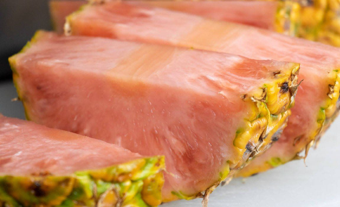 Đơn vị bán hàng cho biết thêm, quả dứa sẽ bị cắt mất cùi trước khi giao cho khách hàng bởi phần cùi dùng để trồng cây dứa khác.