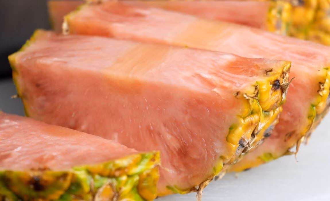 Đơn vị bán hàng cho biết thêm, quả dứa sẽ bị cắt mất cùi trước khi giao cho khách hàng bởi phần cùi dùng để trồng cây dứa khác.