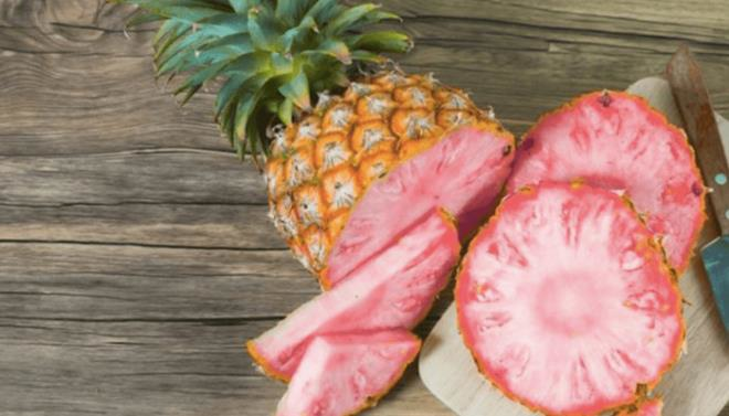 Dứa Pinkglow ngọt hơn, ít chua hơn và có mùi thơm như kẹo bông.