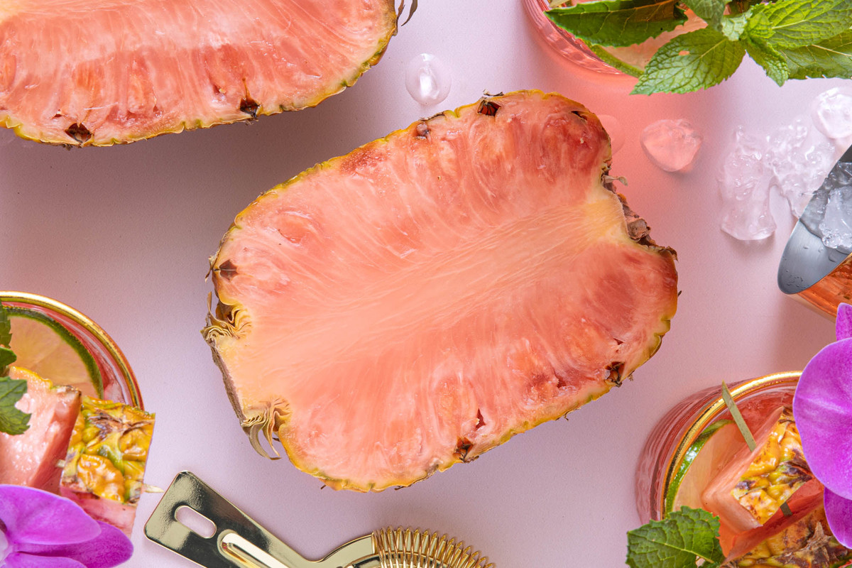 Mất khoảng 20-24 tháng để thu hoạch một lứa dứa hồng, cho số lượng hạn chế. Dứa được trồng trong một trang trại thuộc vùng Nam Trung Bộ của Costa Rica, nơi có đất núi lửa màu mỡ, khí hậu nhiệt đới hoàn hảo và đặc biệt là đất không chứa carbon.