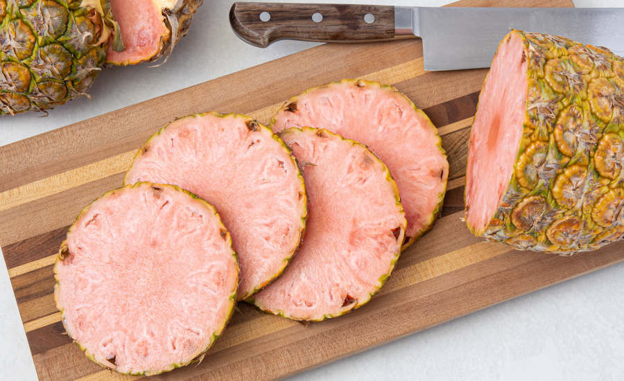 Dự án này khởi động năm 2005, được Cục quản lý Thực phẩm và Dược phẩm Mỹ phê duyệt năm 2016, và mất thêm 4 năm để có thể hoàn thiện, cho ra đời loại dứa đặt tên là Pinkglow.