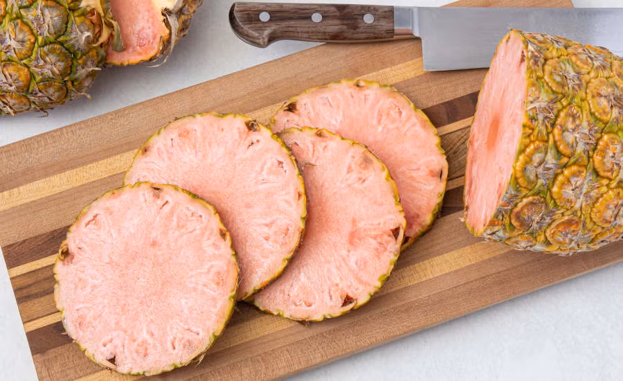 Dự án này khởi động năm 2005, được Cục quản lý Thực phẩm và Dược phẩm Mỹ phê duyệt năm 2016, và mất thêm 4 năm để có thể hoàn thiện, cho ra đời loại dứa đặt tên là Pinkglow.