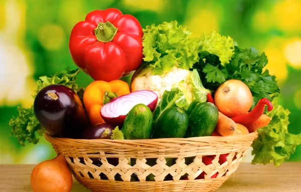 Rau củ trái mùa: Các loại rau củ trái màu đều chứa các chất độc hại tồn dư trong các loại rau củ trái cây từ việc trồng rau quả trái mùa và sử dụng để ép trái cây phải chín. Điều này sẽ gây nguy cơ dậy thì sớm khi trẻ em ăn các loại rau củ này.