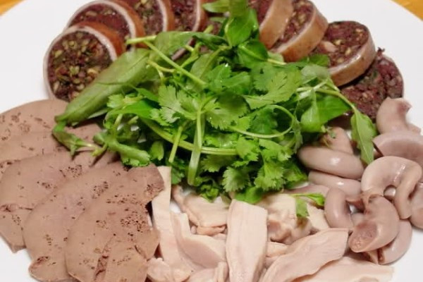 Nội tạng động vật: Các món ăn từ nội tạng động vật sẽ khiến trẻ dễ bị béo phì, tăng cân và mắc các bệnh như mỡ nhiễm máu, gan nhiễm mỡ..., đồng thời cũng tạo nên hiện tượng dậy thì sớm ở trẻ.