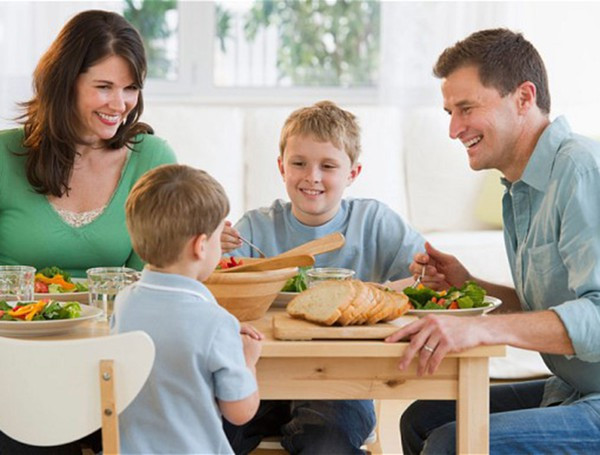 Để phòng ngừa tình trạng dậy thì sớm ở trẻ, cha mẹ nên xây dựng một chế độ ăn phong phú, đầy đủ chất dinh dưỡng, giàu rau củ quả, hạn chế các thực phẩm chế biến sẵn như đồ hộp, xúc xích,…hay những thức ăn nhiều dầu mỡ, chất béo và có hàm lượng đường cao.