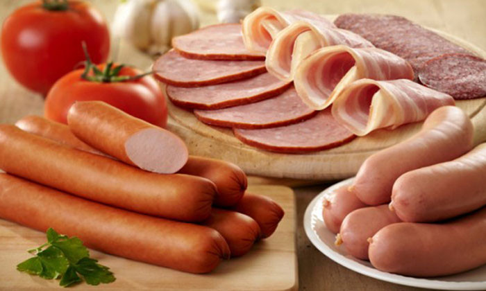 Đồ ăn sẵn: Không nên cho trẻ sử dụng nhiều các sản phẩm có chứa chất bảo quản, chất tạo màu... như thực phẩm đóng hộp, đồ ngọt, béo, thực phẩm nhiều dầu mỡ... vì các chất giống như hormon giới tính có thể tiềm ẩn trong các chất gây mùi, tạo màu, bảo quản, tăng độ đạm giả tạo...