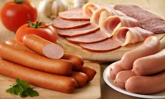 Đồ ăn sẵn: Không nên cho trẻ sử dụng nhiều các sản phẩm có chứa chất bảo quản, chất tạo màu... như thực phẩm đóng hộp, đồ ngọt, béo, thực phẩm nhiều dầu mỡ... vì các chất giống như hormon giới tính có thể tiềm ẩn trong các chất gây mùi, tạo màu, bảo quản, tăng độ đạm giả tạo...