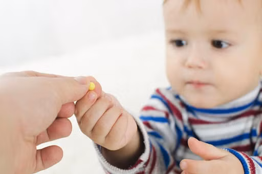 Thực phẩm chức năng: Hiện nay, nhiều phụ huynh cho rằng uống thực phẩm chức năng sẽ giúp con thông minh và cao lớn nhưng ít ai biết rằng, trẻ chỉ phát triển sớm hơn các bạn trong giai đoạn uống thuốc trước dậy thì, sau đó thì sẽ chững lại và không lớn nữa. Vì vậy, nên cân nhắc trước khi cho trẻ sử dụng.