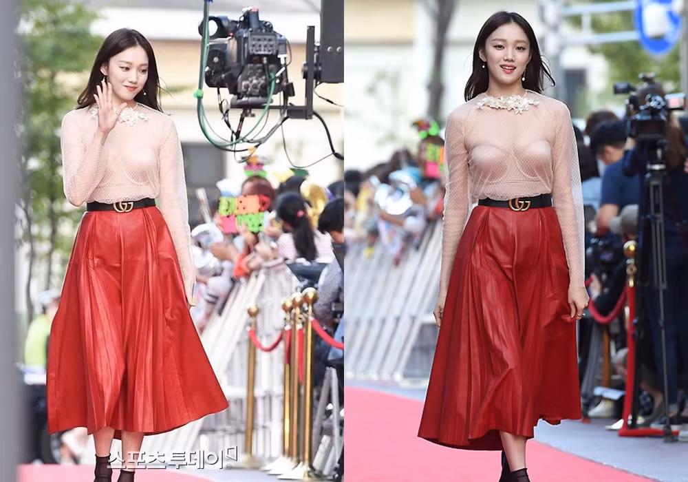 Tại thảm đỏ Seoul Drama Awards (2015), Lee Sungkyung diện trang phục xuyên thấu để lộ nội y, có mặc như không.