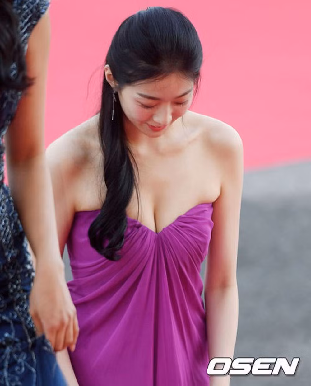 Thiết kế bộ váy như sắp tụt khiến Kim Soo Min bị chê mặc phản cảm trên thảm đỏ.