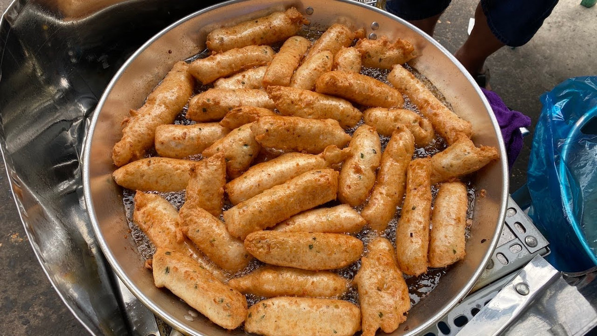 Chả cá linh: Món ăn này làm khá kỳ công nhưng độ ngon thì miễn chê. Cá linh mua ở chợ (hoặc siêu thị) phải lựa cá thật tươi. Về nhà cắt đầu đuôi, moi bỏ ruột và rửa sạch để ra rổ cho ráo. Cho cá vào cối xay nhuyễn (có thể quết trong cối đá cho thịt cá dai càng tốt). Thêm gia vị (tiêu, tỏi, hành, ớt, bột ngọt, muối) cho vừa khẩu vị.