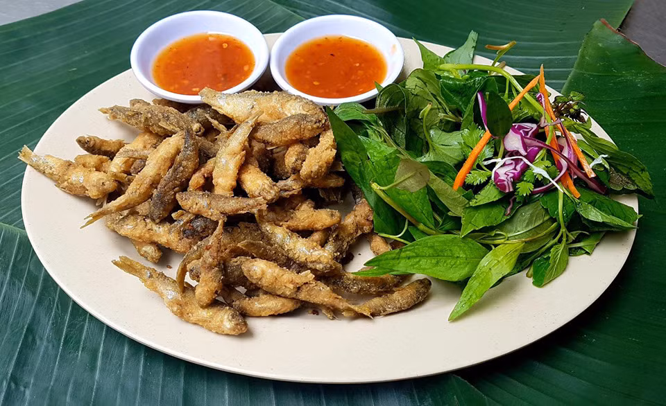 Cá linh chiên bột: Nếu con nước chưa lớn, cá linh còn non thì người miền Tây sẽ sử dụng để chế biến thành cá linh chiên bột. Cá nhỏ được nhúng trong bột và trứng để chiên thành từng miếng tròn.