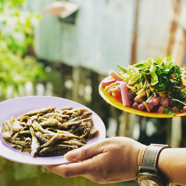 Tuy không nhiều thịt nhưng do cá còn non nên xương mềm, chiên lên lại giòn rụm nhai "đã" miệng. Người miền Tây có thể dùng món cùng cơm hoặc buồn buồn thì làm thành món ăn chơi. Miếng cá nóng hổi, dung hòa cái mộc mạc của miền quê ấy vậy mà ngất ngây lòng người.