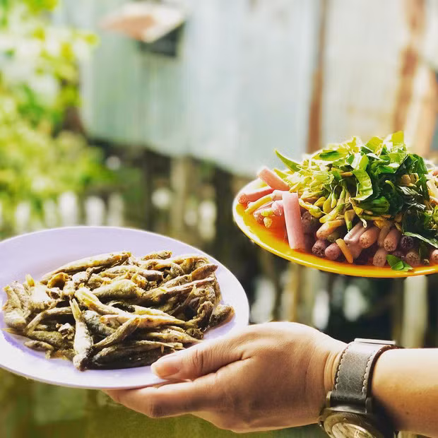 Tuy không nhiều thịt nhưng do cá còn non nên xương mềm, chiên lên lại giòn rụm nhai "đã" miệng. Người miền Tây có thể dùng món cùng cơm hoặc buồn buồn thì làm thành món ăn chơi. Miếng cá nóng hổi, dung hòa cái mộc mạc của miền quê ấy vậy mà ngất ngây lòng người.