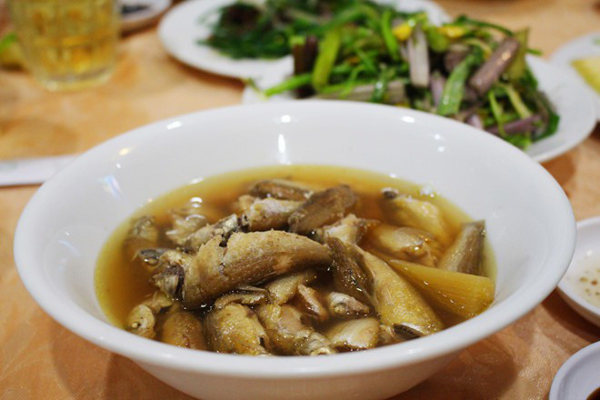 Cá linh kho mía: Đây là món ăn đậm đà và dành cho những mâm cơm chiều ở miền sông nước. Đối với kiểu kho này, người ta sẽ dùng mía hoặc nước dừa để tạo độ ngọt thanh tự nhiên. Bởi thế mà khi ăn bạn không chỉ thưởng thức cái béo thơm từ thịt cá mà còn có sự tươi ngon của nguyên liệu.