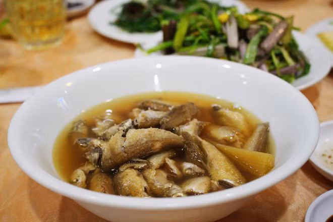 Cá linh kho mía: Đây là món ăn đậm đà và dành cho những mâm cơm chiều ở miền sông nước. Đối với kiểu kho này, người ta sẽ dùng mía hoặc nước dừa để tạo độ ngọt thanh tự nhiên. Bởi thế mà khi ăn bạn không chỉ thưởng thức cái béo thơm từ thịt cá mà còn có sự tươi ngon của nguyên liệu.