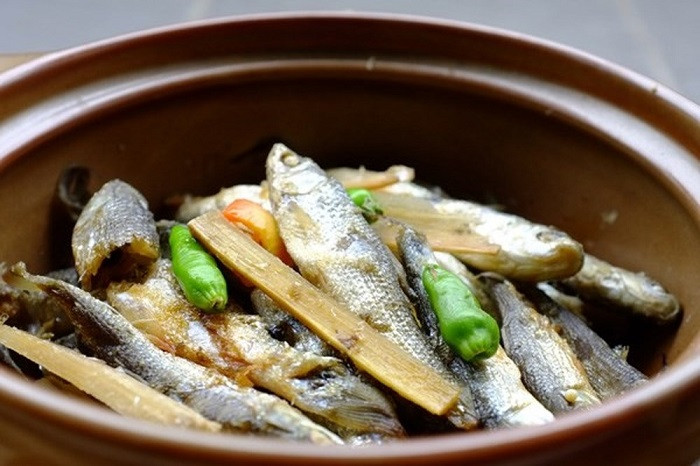 Tô cá linh kho không thể thiếu dưa leo, điên điển, bông súng... chấm cùng. Chan nước kho mà ăn cùng cơm nóng thì ôi thôi phải gọi là "cực phẩm". Nếu muốn tăng thêm độ chua kích thích thì cứ việc vắt chanh, dầm me nữa là trọn đầy hương vị.