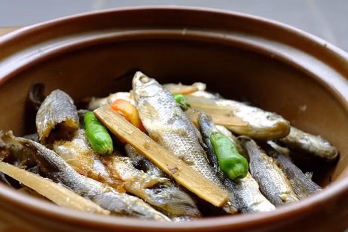 Tô cá linh kho không thể thiếu dưa leo, điên điển, bông súng... chấm cùng. Chan nước kho mà ăn cùng cơm nóng thì ôi thôi phải gọi là "cực phẩm". Nếu muốn tăng thêm độ chua kích thích thì cứ việc vắt chanh, dầm me nữa là trọn đầy hương vị.