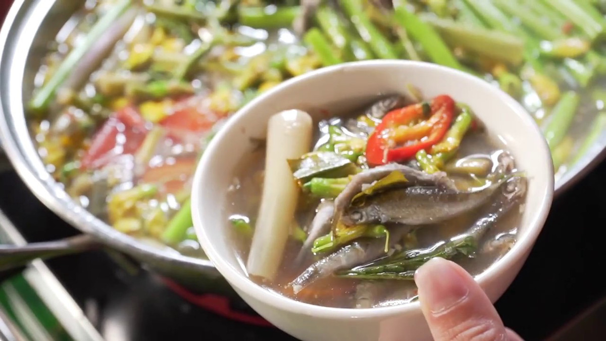 Làm sạch cá linh, xóc khô. Ướp cá với tỏi bằm, tiêu, bột ngọt, để khoảng 30 phút cho cá thấm gia vị. Phi thơm tỏi, cho tóp mỡ, lá me non xào chín. Cho nước dừa, nước dầm me vào. Nêm nếm vừa ăn. Bỏ cọng của bông điên điển, rửa sạch, để ráo. Khi ăn, dọn nước lẩu, bông điên điển, cá linh, bún.