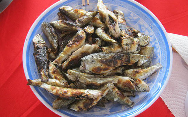 Cá linh nướng mọi: Muốn thưởng thức nguyên vị của cá linh thì bạn hãy thử khám phá kiểu nướng mọi. Chỉ cần rửa sạch cá rồi cho lên bếp than, khi da chuyển sang vàng nâu cháy xém là đã tạo thành món ngon. Đối với cá linh nướng, hấp dẫn nhất là khi chúng đã lớn, thịt đầy như thế thì mới có độ ngọt và ít xương nhỏ khi thưởng thức.