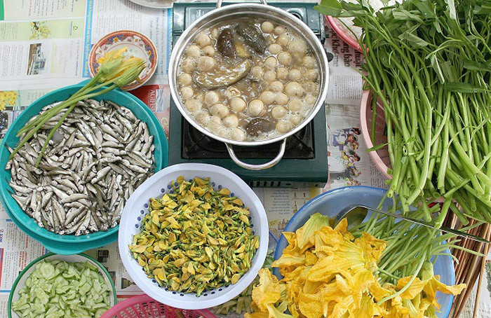 Lẩu cá linh bông điên điển: Tuy có nhiều cách chế biến khác nhau, lẩu cá linh bông điên điển đều có điểm chung là đậm đà và dân dã.