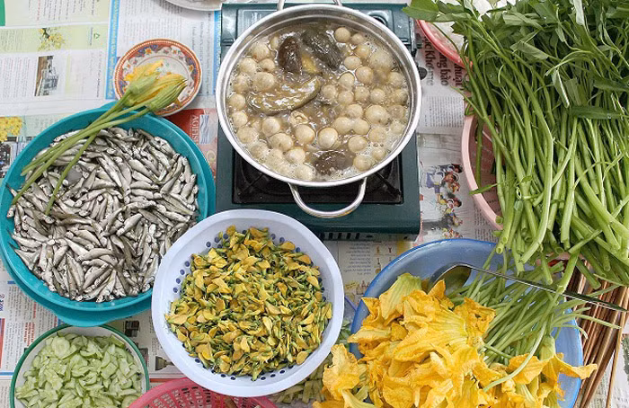 Lẩu cá linh bông điên điển: Tuy có nhiều cách chế biến khác nhau, lẩu cá linh bông điên điển đều có điểm chung là đậm đà và dân dã.