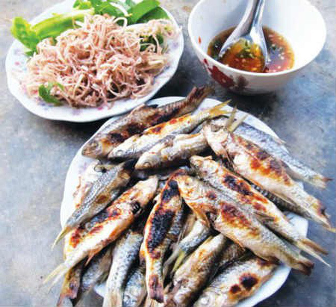 Người miền Tây thưởng thức cá linh nướng cùng với các loại rau đồng, rau sống như xà lách, đinh lăng, rau càng cua... rồi gói ghém chấm với mắm me. Độ dai thơm, ngọt béo của cá khi nướng hòa cùng cái giòn và chút chua chua mằn mặn trong từng thành phần mới đặc sắc làm sao.