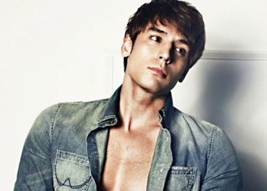 Julien Kang (sinh năm 1982) là diễn viên lai Pháp và Hàn Quốc. Anh sinh ra tại Pháp, lớn lên ở Canada. Năm 2008, Julien về Hàn Quốc gia nhập làng giải trí qua vai trò diễn viên kiêm người mẫu.