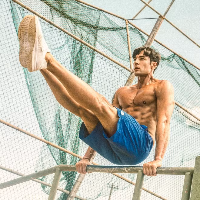 Diễn viên phim Gia đình là số một theo đuổi con đường tập luyện thể hình chuyên nghiệp. Bên cạnh nâng tạ, anh còn yêu thích nhiều bộ môn thể thao khác như đấm bốc, tập võ, chạy bộ, lướt sóng, leo núi...