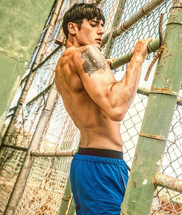 Để sở hữu ngoại hình vạm vỡ hiện tại, Julien Kang nỗ lực hơn người khác gấp nhiều lần. Anh tự nhận mình thuộc kiểu người "nghiện tập thể dục". Ngoài công việc, phần lớn thời gian anh miệt mài trong phòng gym, chơi đấm bốc, bơi lội, xà đơn xà kép, bóng rổ..