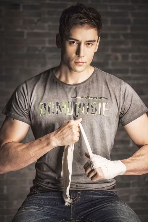 Nam người mẫu tập thể dục mỗi ngày. Anh tận dụng các thanh xà bằng kim loại ngoài công viên để chống đẩy, thực hiện một số động tác giúp phát triển cơ cánh tay, cơ ngực, cơ bụng...