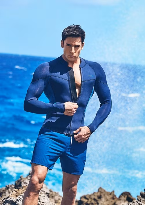 Julien Kang không ngại chinh phục những bài tập tạ nặng, đòi hỏi kỹ thuật phức tạp. Truyền thông xứ kim chi khen ngợi 8X có thân hình đẹp như tạc tượng với bờ vai rộng, bắp tay to, bụng 6 múi nam tính.