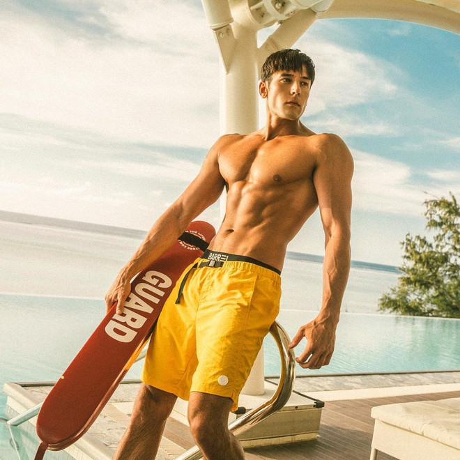 Nhờ ngoại hình đẹp, Julien Kang đắt show quảng cáo nội y, đồ bơi hay làm gương mặt đại diện cho các phòng gym, dụng cụ thể thao. Ảnh: Internet.