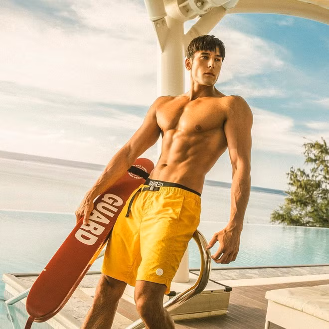 Nhờ ngoại hình đẹp, Julien Kang đắt show quảng cáo nội y, đồ bơi hay làm gương mặt đại diện cho các phòng gym, dụng cụ thể thao. Ảnh: Internet.