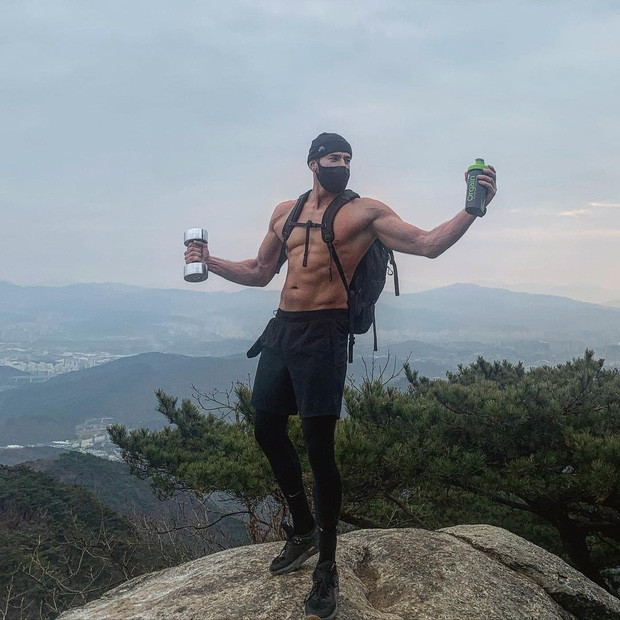 Nhờ chăm rèn luyện thể chất, mỹ nam 8X sở hữu vóc dáng săn chắc, từng múi cơ cắt nét thu hút.