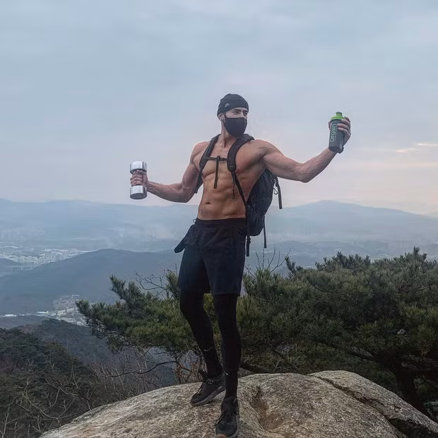 Nhờ chăm rèn luyện thể chất, mỹ nam 8X sở hữu vóc dáng săn chắc, từng múi cơ cắt nét thu hút.