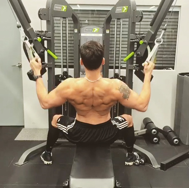 Julien Kang cũng thường xuyên các bài tập cardio như nhảy dây, chạy bộ nhằm đốt cháy năng lượng dư thừa, gia tăng sức bền và cải thiện sức khỏe tim mạch.