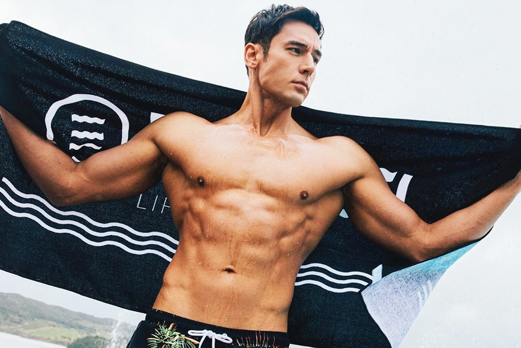 Julien nổi đình đám nhờ nét đẹp lai, chiều cao 1,94 m và thân hình vạm vỡ và cơ bụng 6 múi. Anh từng được các chuyên gia đánh giá là người có chỉ số hình thể chuẩn và hấp dẫn nhất làng giải trí Hàn.