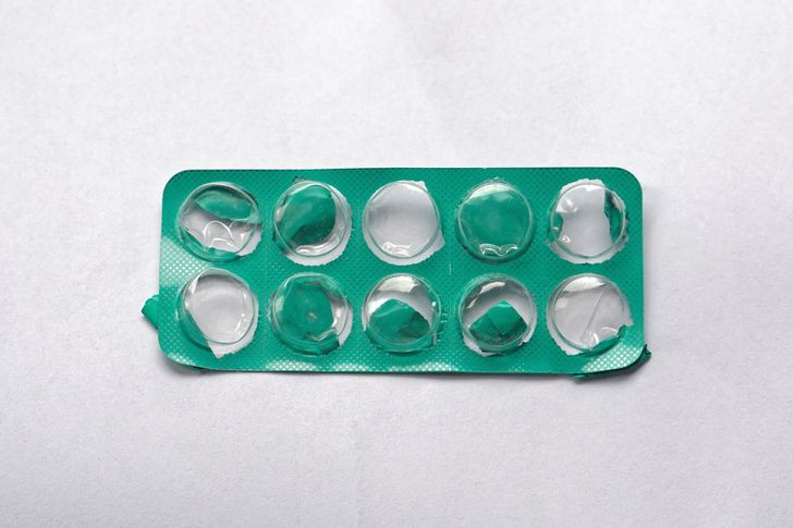 Vỏ thuốc: Hầu hết mọi phụ nữ đều có thuốc giảm đau trong túi xách. Vấn đề duy nhất là các quý cô thường quên vứt bỏ vỏ sau khi đã dùng hết thuốc. Hãy vứt bỏ đồ vật vô dụng này ngay vào thùng rác để không làm xấu chiếc túi đẹp và sành điệu của bạn.