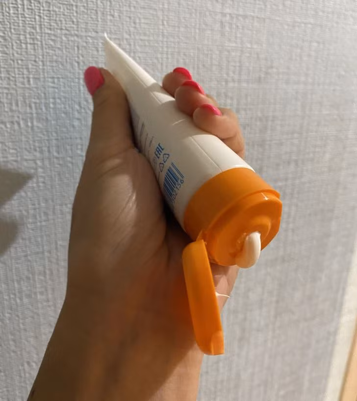 Kem dưỡng da tay hết hạn: Đừng tiếc tiền vứt bỏ các sản phẩm làm đẹp đã hết hạn sử dụng, dù là son môi hay kem dưỡng. Vấn đề là, sau ngày hết hạn, kem có thể gây ra phản ứng dị ứng, vì vậy đừng lạm dụng sức khỏe của bạn. Ảnh: BS. 