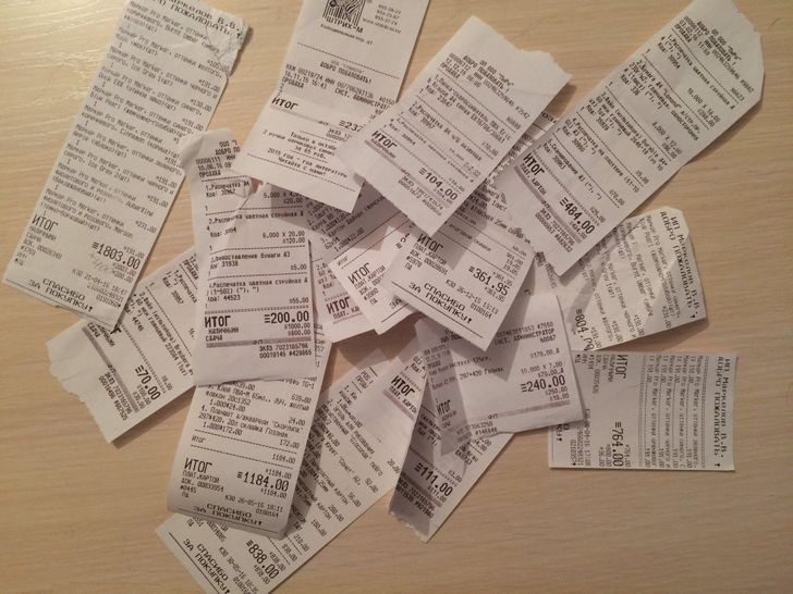 Biên lai giấy: Bạn không nên giữ nhiều biên lai bằng giấy trong túi xách của mình. Theo thời gian, chúng mờ dần và bắt đầu trông khủng khiếp. Nếu bạn đã mua thứ gì đó giá trị lớn, bạn có thể chụp ảnh biên lai và lưu trữ trên điện thoại thông minh của mình.