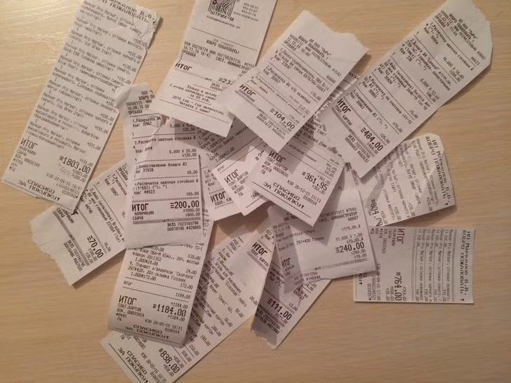 Biên lai giấy: Bạn không nên giữ nhiều biên lai bằng giấy trong túi xách của mình. Theo thời gian, chúng mờ dần và bắt đầu trông khủng khiếp. Nếu bạn đã mua thứ gì đó giá trị lớn, bạn có thể chụp ảnh biên lai và lưu trữ trên điện thoại thông minh của mình.