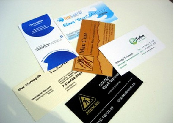 Danh thiếp cũ: Một đống giấy với thông tin liên lạc đã lỗi thời từ các cửa hàng, thẩm mỹ viện, phòng khám và những nơi khác chỉ khiến ví của bạn trở nên lộn xộn. Bạn có thể lưu trữ thông tin này dưới dạng kỹ thuật số. Hãy lưu các số điện thoại bạn cần trên điện thoại và vứt bỏ những thẻ vô dụng này.